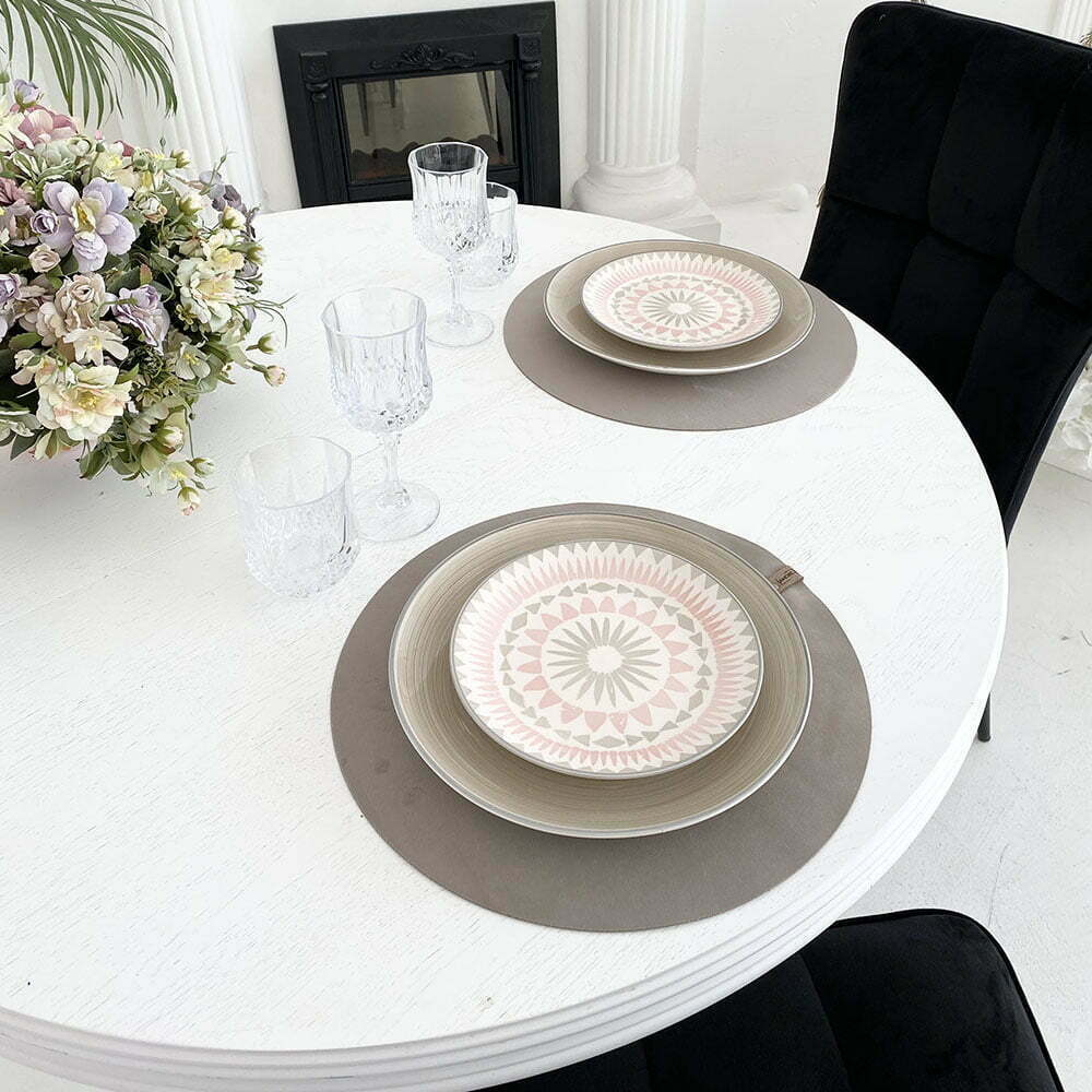 ovalo formos veliuriniai stalo padekliukai tamsios kremines spalvos