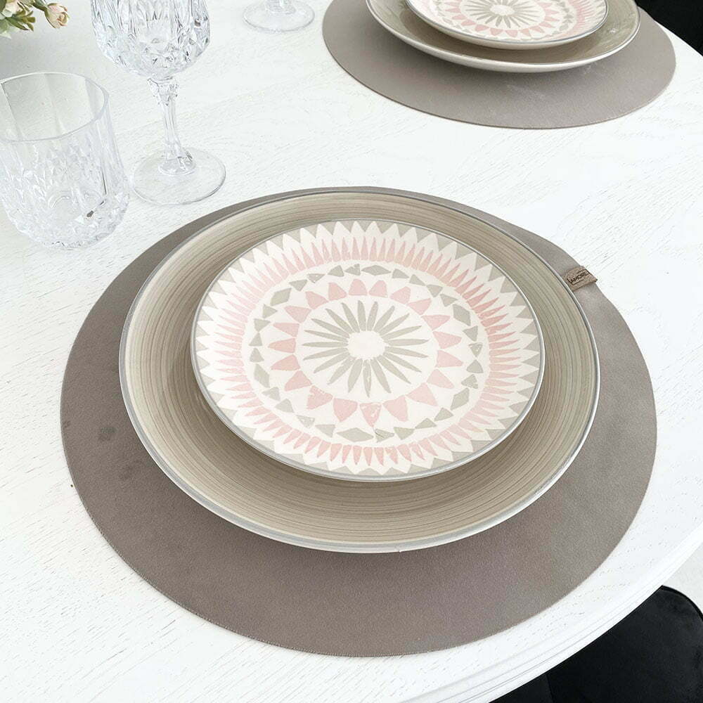 ovalo formos veliuriniai stalo padekliukai tamsios kremines spalvos 2