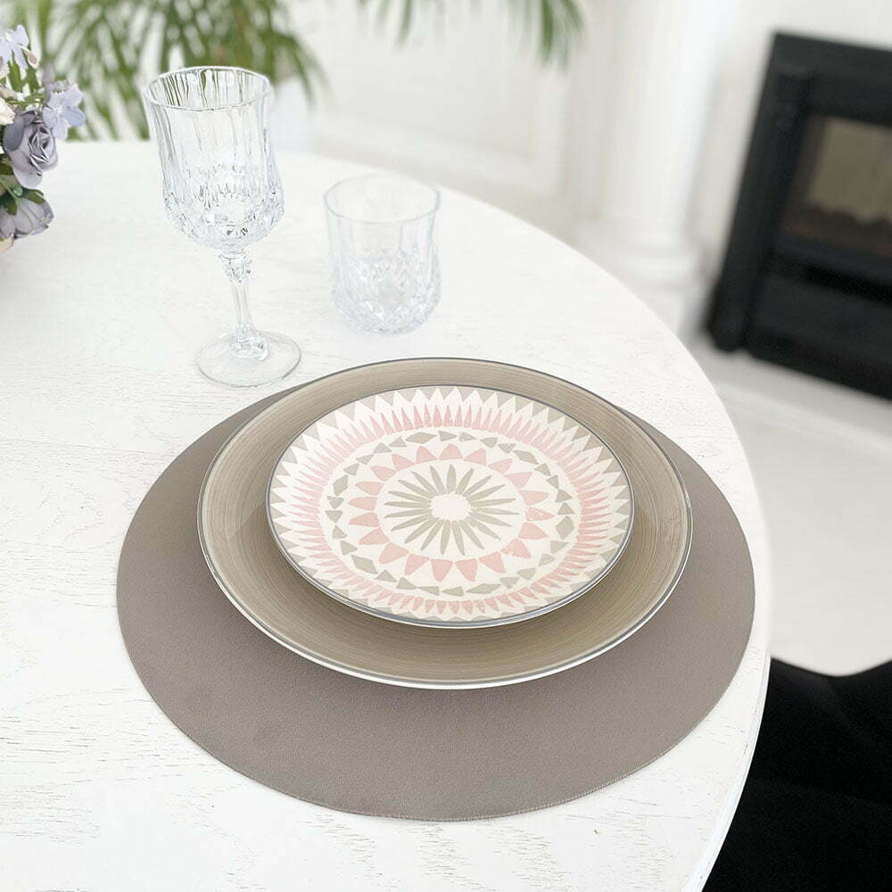 ovalo formos veliuriniai stalo padekliukai tamsios kremines spalvos 4