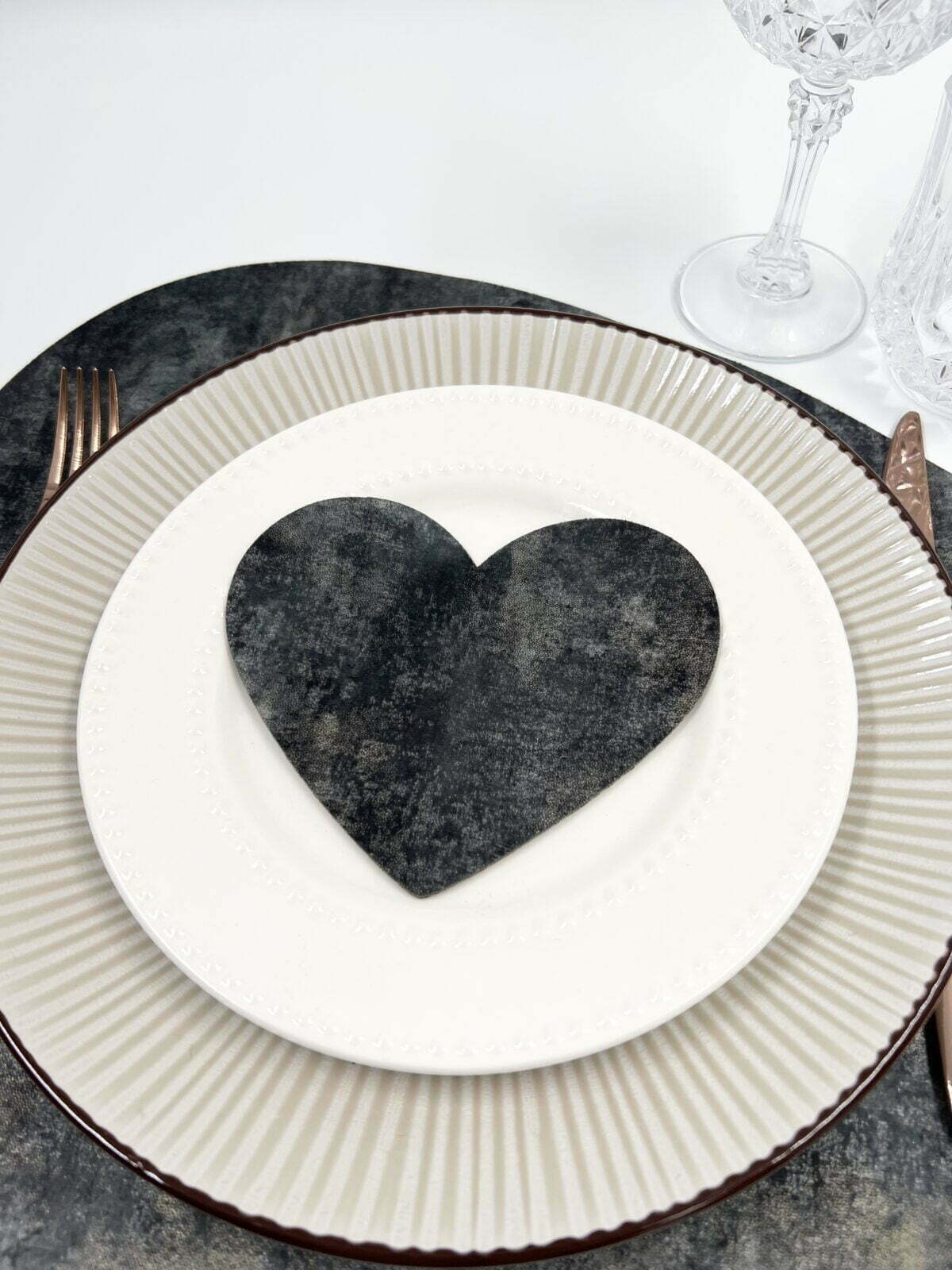 valentino dienos stalo padekliukai sirdele tamsios pilkos scaled