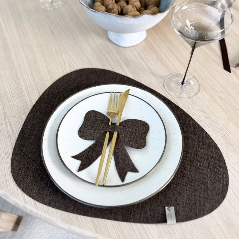 rudos_spalvos_stalo_irankiu_laikikliai_kaspinai_amorej