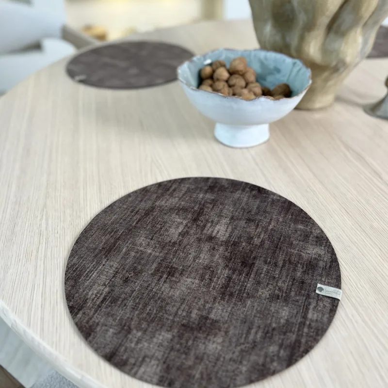 stlpad89-rudos_spalvos_stalo_padekliukai_velykoms_amorej