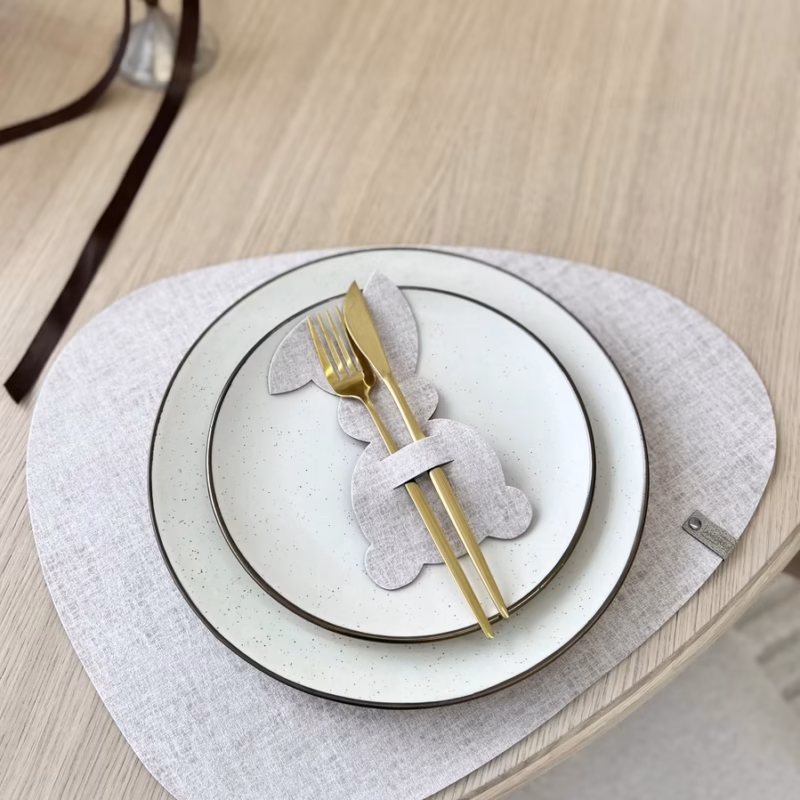 Stalo įrankių laikiklis papuošimas Zuikis Dramblio kaulo spalvos (stlir80)